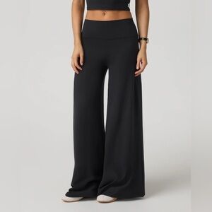 Vuori Halo Easy Wideleg Pant - Short - Size Medium - Black